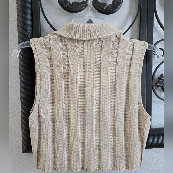 Forever 21 Sleeveless Beige Knit Button-Up Crop Top - Picture 6 of 7
